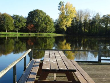 Photo de l'étang de Pluduno Table sur berge